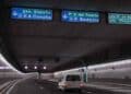 Interior del túnel de la M-30 en Madrid con señalización hacia la A-5, cerrado por obras de conexión y corte de acceso.