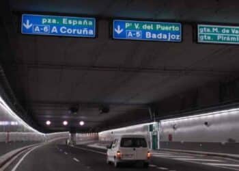 Interior del túnel de la M-30 en Madrid con señalización hacia la A-5, cerrado por obras de conexión y corte de acceso.
