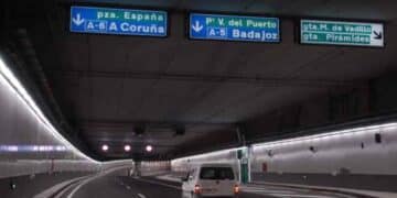 Interior del túnel de la M-30 en Madrid con señalización hacia la A-5, cerrado por obras de conexión y corte de acceso.