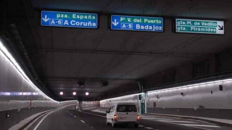 Interior del túnel de la M-30 en Madrid con señalización hacia la A-5, cerrado por obras de conexión y corte de acceso.