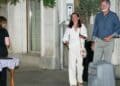 Reyes de España Felipe VI y Letizia caminando hacia el restaurante Poncio en Madrid, sin previo aviso.