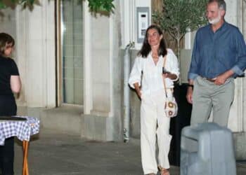 Reyes de España Felipe VI y Letizia caminando hacia el restaurante Poncio en Madrid, sin previo aviso.