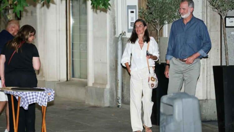 Reyes de España Felipe VI y Letizia caminando hacia el restaurante Poncio en Madrid, sin previo aviso.