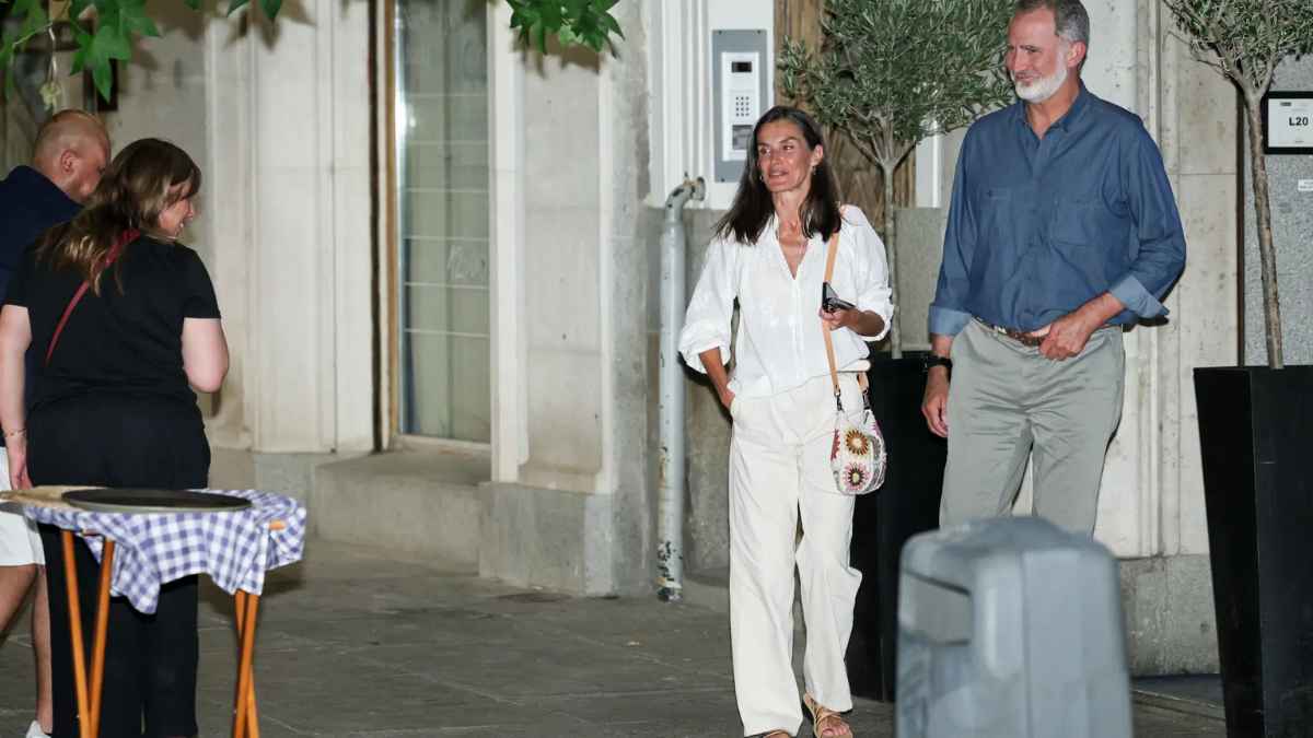 Reyes de España Felipe VI y Letizia caminando hacia el restaurante Poncio en Madrid, sin previo aviso.