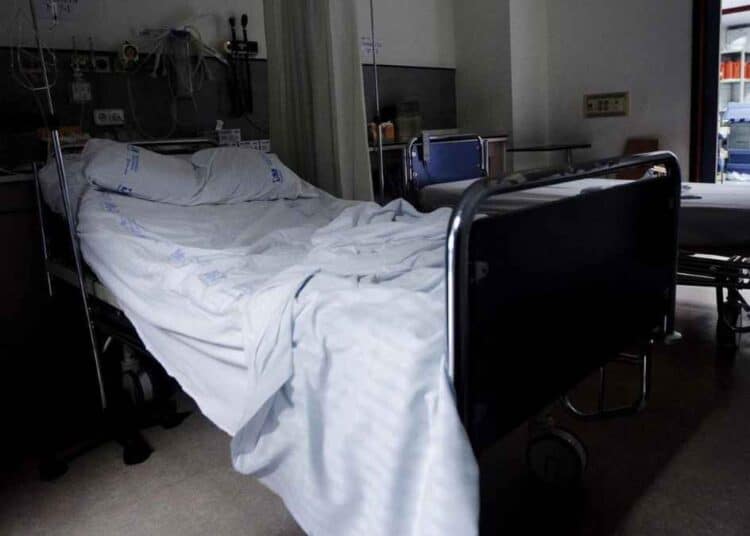 Hospital vacío con camas cerradas durante la crisis de camas en hospitales madrileños, reflejando el cierre de más de 1.500 camas.