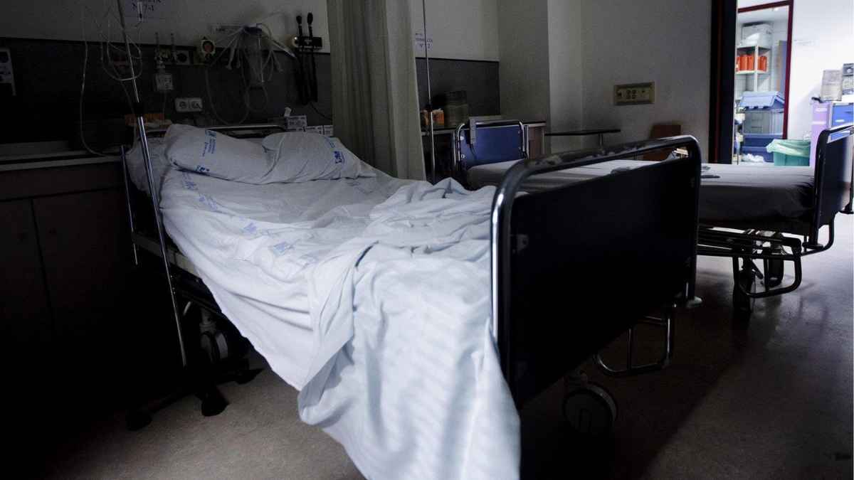 Hospital vacío con camas cerradas durante la crisis de camas en hospitales madrileños, reflejando el cierre de más de 1.500 camas.