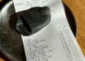 Recibo de bar con descuentos por buena educación, donde se incluyen bebidas y tapas en el ticket.