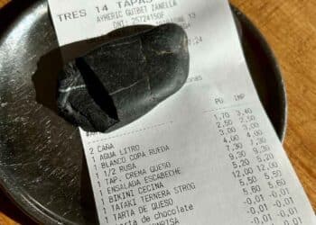 Recibo de bar con descuentos por buena educación, donde se incluyen bebidas y tapas en el ticket.