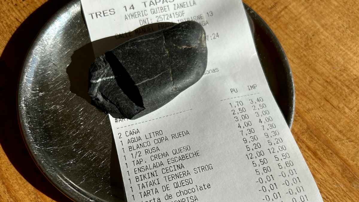 Recibo de bar con descuentos por buena educación, donde se incluyen bebidas y tapas en el ticket.