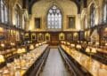 Sala de comedor en la Universidad de Oxford, ideal para estudiantes que toman cursos gratuitos.
