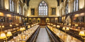 Sala de comedor en la Universidad de Oxford, ideal para estudiantes que toman cursos gratuitos.