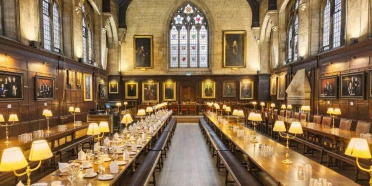 Sala de comedor en la Universidad de Oxford, ideal para estudiantes que toman cursos gratuitos.