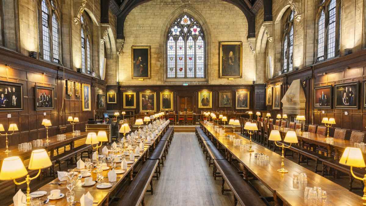 Sala de comedor en la Universidad de Oxford, ideal para estudiantes que toman cursos gratuitos.