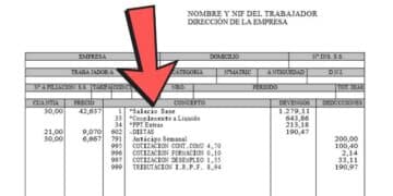 Ejemplo de nómina con flecha señalando el salario base y complementos.