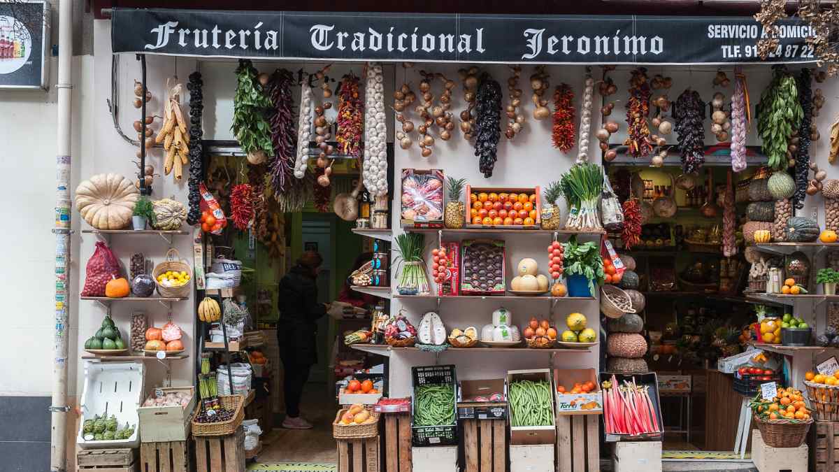 Frutería tradicional de barrio en Madrid, ejemplo del pequeño comercio local