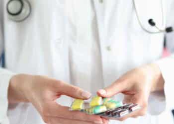 Auxiliar de residencia dando yogur con fármaco no pautado a anciana: despido procedente por falta de consulta médica.