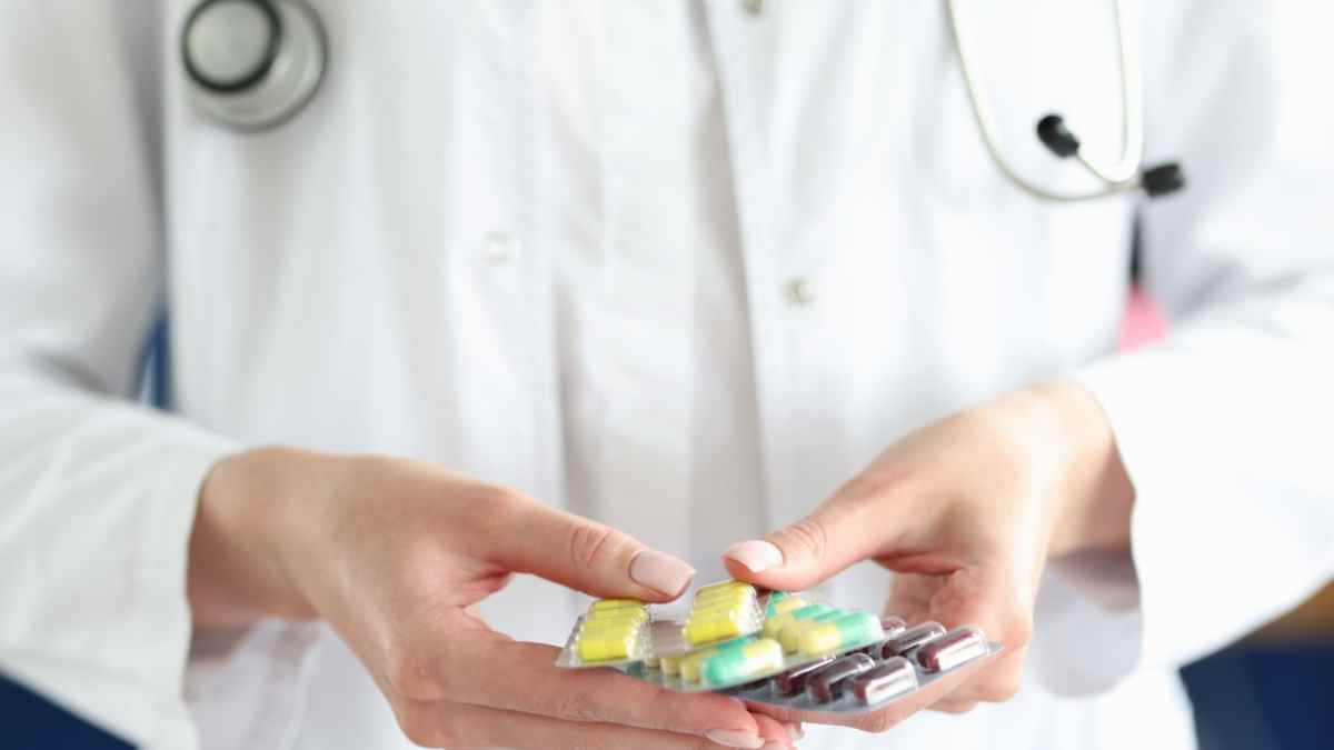 Auxiliar de residencia dando yogur con fármaco no pautado a anciana: despido procedente por falta de consulta médica.