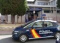 Comisaría Policía Nacional con coche patrulla en el exterior, relacionado con la detención de una médico por no socorrer a su padre.