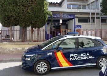 Comisaría Policía Nacional con coche patrulla en el exterior, relacionado con la detención de una médico por no socorrer a su padre.