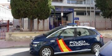 Comisaría Policía Nacional con coche patrulla en el exterior, relacionado con la detención de una médico por no socorrer a su padre.