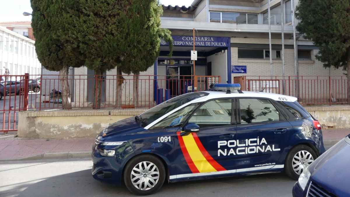 Comisaría Policía Nacional con coche patrulla en el exterior, relacionado con la detención de una médico por no socorrer a su padre.