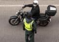 Guardia Civil controla a un motorista en un tramo de carretera en obras.