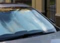 Parasol de coche en el parabrisas, mal uso podría generar multa de hasta 200 euros, según la DGT.