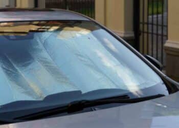 Parasol de coche en el parabrisas, mal uso podría generar multa de hasta 200 euros, según la DGT.