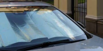 Parasol de coche en el parabrisas, mal uso podría generar multa de hasta 200 euros, según la DGT.