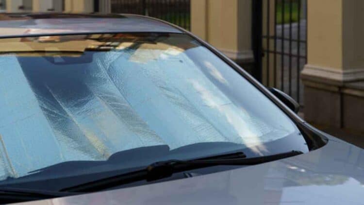 Parasol de coche en el parabrisas, mal uso podría generar multa de hasta 200 euros, según la DGT.