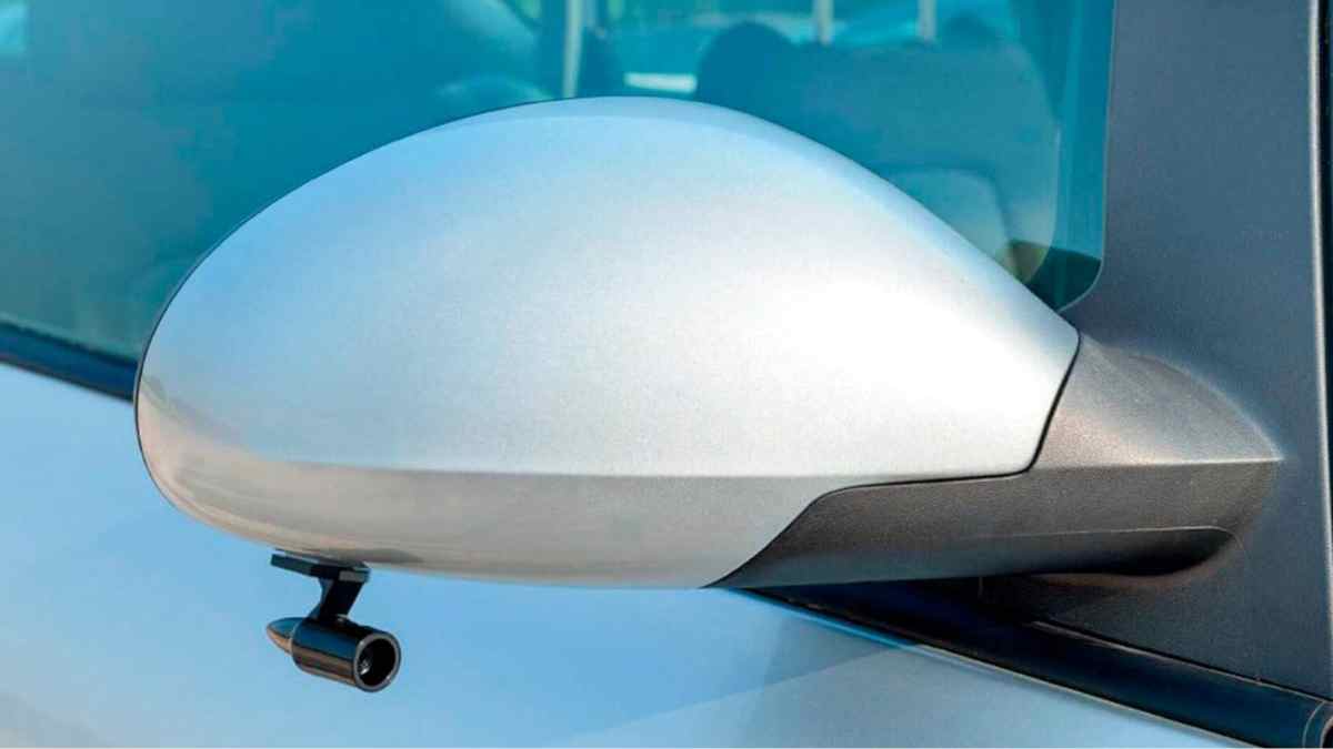 Dispositivo ultrasónico de la Guardia Civil instalado en el retrovisor para evitar atropellos de animales en carretera.