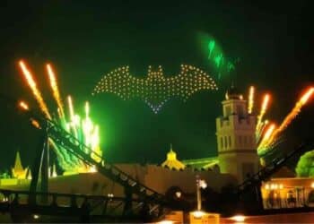 Más de 300 drones dibujan el símbolo de Batman sobre Gotham City en el Parque Warner de Madrid.