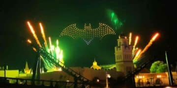 Más de 300 drones dibujan el símbolo de Batman sobre Gotham City en el Parque Warner de Madrid.