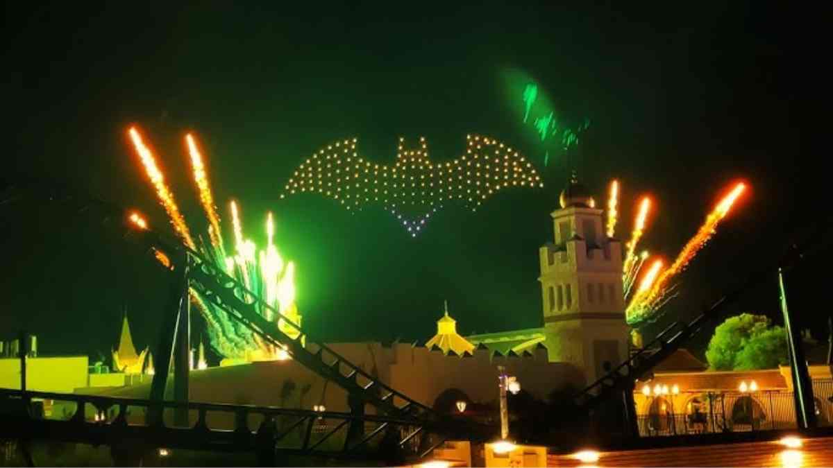 Más de 300 drones dibujan el símbolo de Batman sobre Gotham City en el Parque Warner de Madrid.
