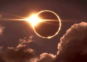 Eclipse solar total 12 agosto 2026 sobre España, imagen del fenómeno astronómico con anillo de fuego alrededor del Sol.