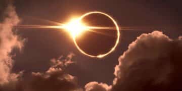 Eclipse solar total 12 agosto 2026 sobre España, imagen del fenómeno astronómico con anillo de fuego alrededor del Sol.