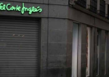 Agencia de viajes de El Corte Inglés cerrada, tras anunciarse el cierre masivo en toda España