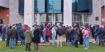 Candidatos haciendo cola frente a una sede de oposiciones para la Función Pública.