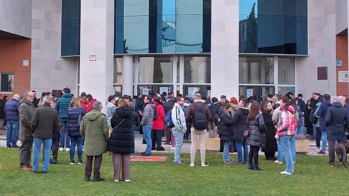 Candidatos haciendo cola frente a una sede de oposiciones para la Función Pública.