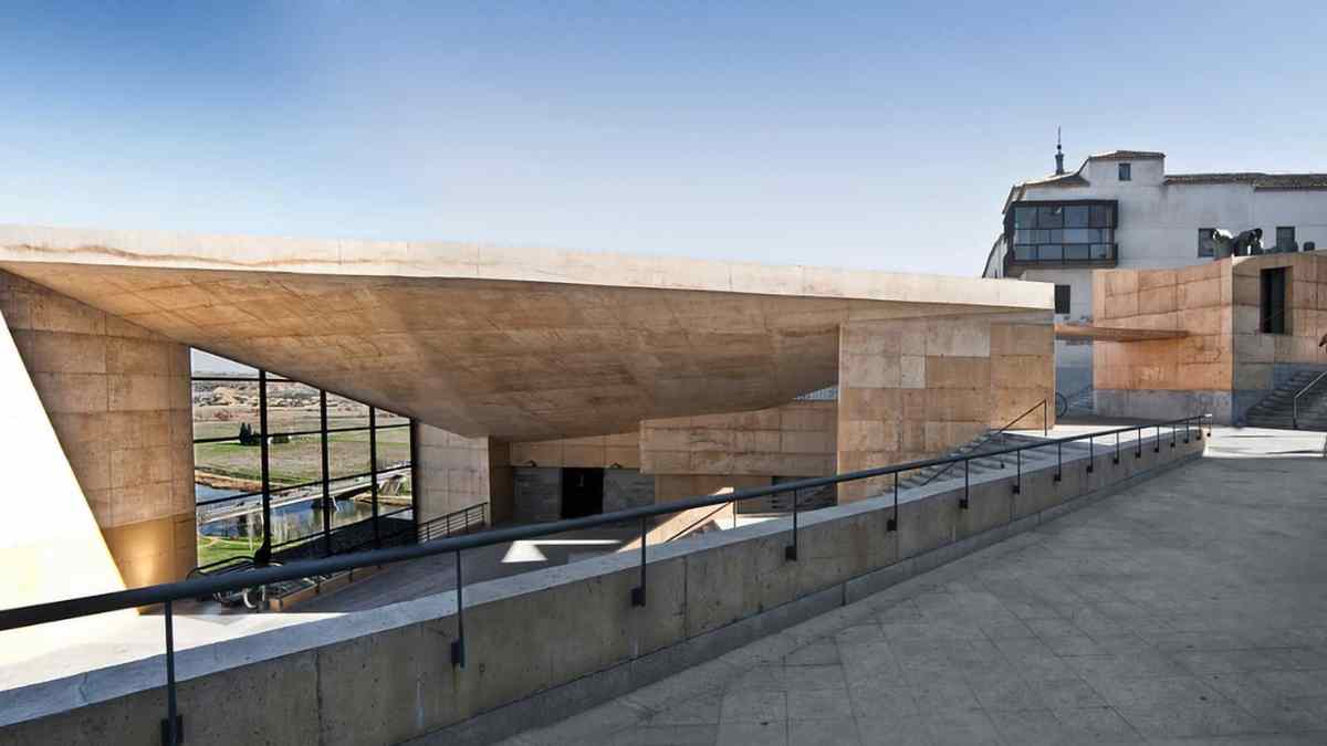 Fachada moderna de la Cámara de Comercio de Toledo, sede de la jornada para emprender sin perder el paro durante dos años.