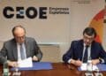 Empresarios firmando acuerdo en CEOE sobre indemnizaciones por despido tras decisión del Supremo.
