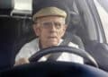 Conductor mayor de 65 años al volante, posible suspensión del carnet por enfermedades comunes según la DGT.