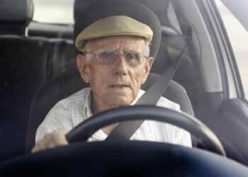 Conductor mayor de 65 años al volante, posible suspensión del carnet por enfermedades comunes según la DGT.