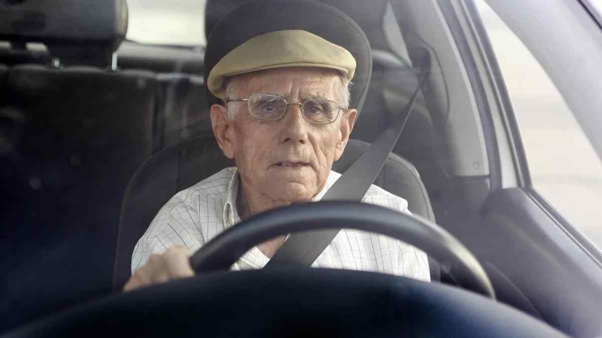 Conductor mayor de 65 años al volante, posible suspensión del carnet por enfermedades comunes según la DGT.