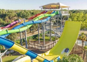 Tobogán Kangaroa en Aquopolis Villanueva de la Cañada, el parque acuático más grande de Europa en Madrid.