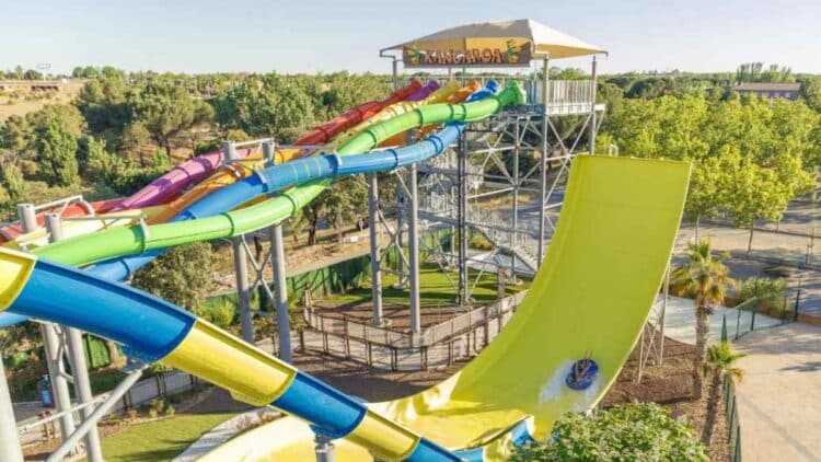 Tobogán Kangaroa en Aquopolis Villanueva de la Cañada, el parque acuático más grande de Europa en Madrid.