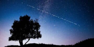 satélites de Starlink visibles en el cielo nocturno para enviar mensajes sin antenas en España