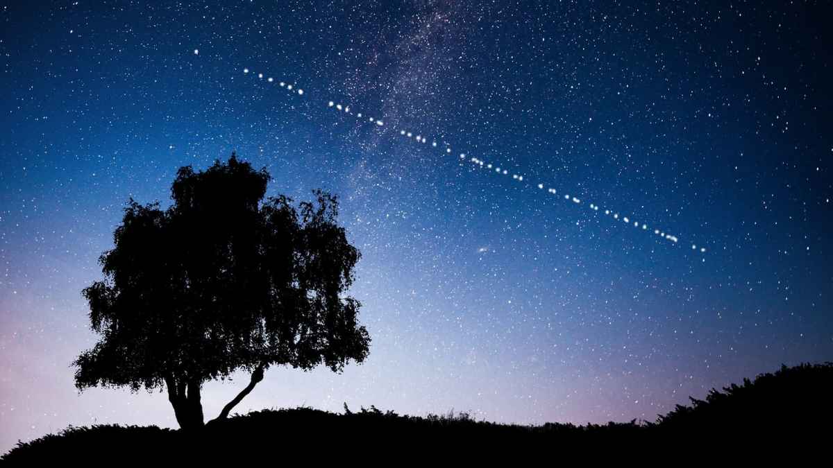 satélites de Starlink visibles en el cielo nocturno para enviar mensajes sin antenas en España