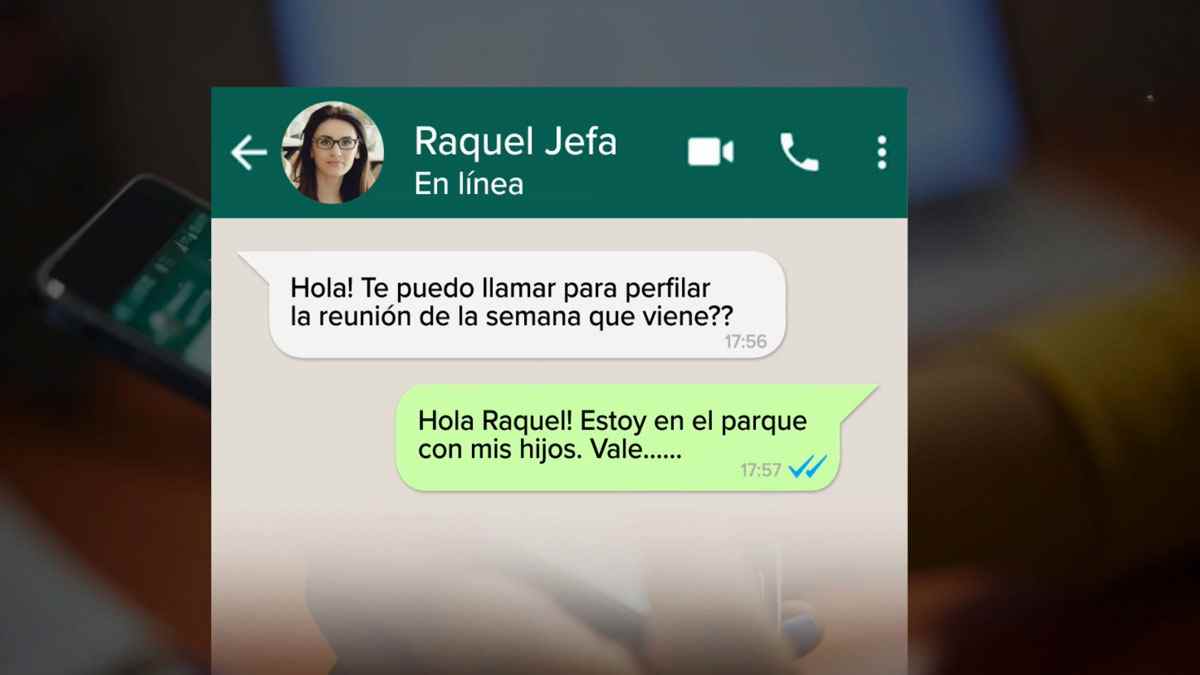 Captura de WhatsApp con mensajes laborales fuera de horario que podrían acarrear multas de hasta 7.500 € según el Estatuto.