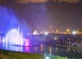 Espectáculo de agua, luz y sonido durante la noche, cerca de Madrid, realizado todos los fines de semana.